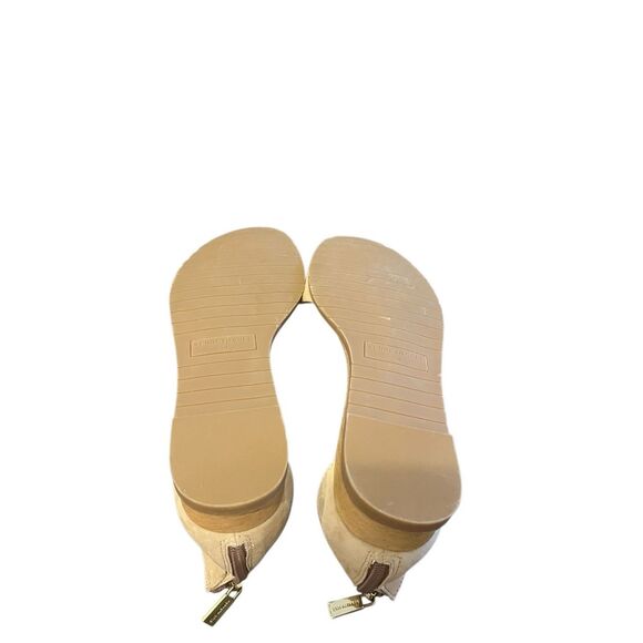 NWOB SZ 9M Kenneth Cole New York Judd T-Style 1” Wedge Heel Sandals in Tan Suede - Picture 9 of 9